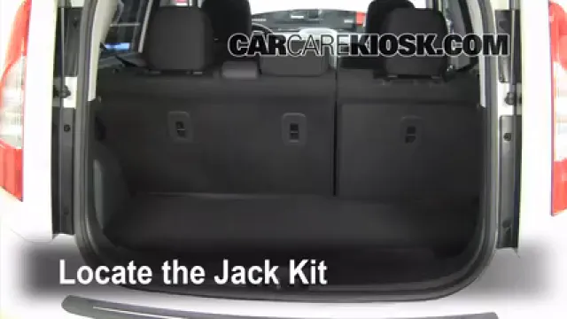 2012 Kia Soul ! 2.0L 4 Cyl. Monter sur cric Utiliser le cric pour lever la voiture
